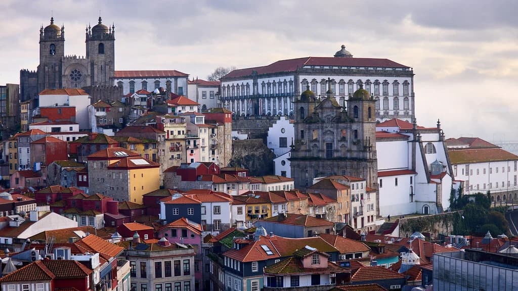 Porto Nightlife Guide: Best Bars, Clubs, and Tips
